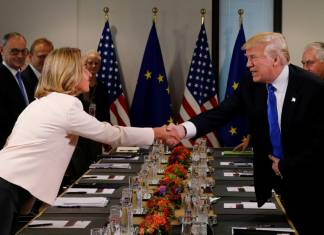 El presidente de los Estados Unidos, Donald Trump (R), saluda a la jefa de política exterior de la Unión Europea, Federica Mogherini, antes de su reunión en la sede de la Unión Europea en Bruselas, Bélgica, 25 de mayo de 2017 .. (Crédito de la foto: REUTERS)