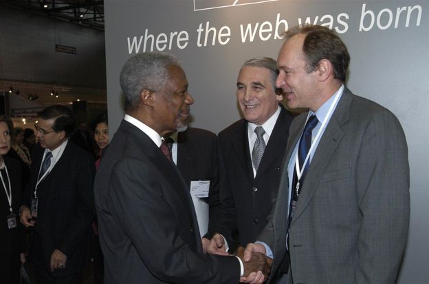 Tim Berners-Lee en 2003 estrechando la mano de Kofi Annan, secretario general de Naciones Unidas (1997-2006).