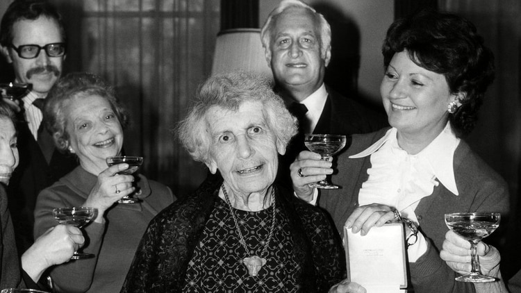  (Foto: Everett/Shutterstock) Anna Freud (centro), la hija de Sigmund luego de ser presentada con la Gran Decoración de honor en oro por sus servicios a Austria. Londres 1975 