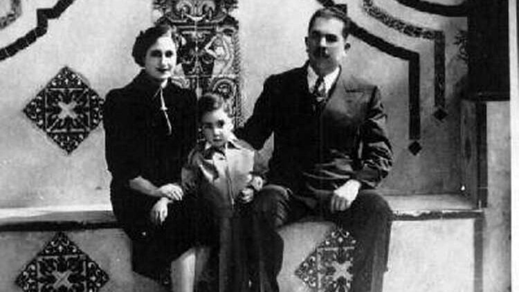El general Lázaro Cárdenas con su esposa Amalia Solórzano y su hijo Cuauhtémoc (Foto: Archivo)