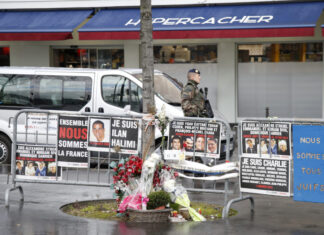 Flores y mensajes en tributo a las victimas del ataque contra Charlie Hebdo y el supermercado HyperCacher Foto REUTERS Charles Platiau