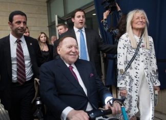 El empresario y filántropo estadounidense Sheldon Adelson y su esposa, la Dra. Miriam Adelson, en la ceremonia de apertura de la embajada de los Estados Unidos en Jerusalén el 14 de mayo de 2018. Foto de Yonatan Sindel / Flash90.