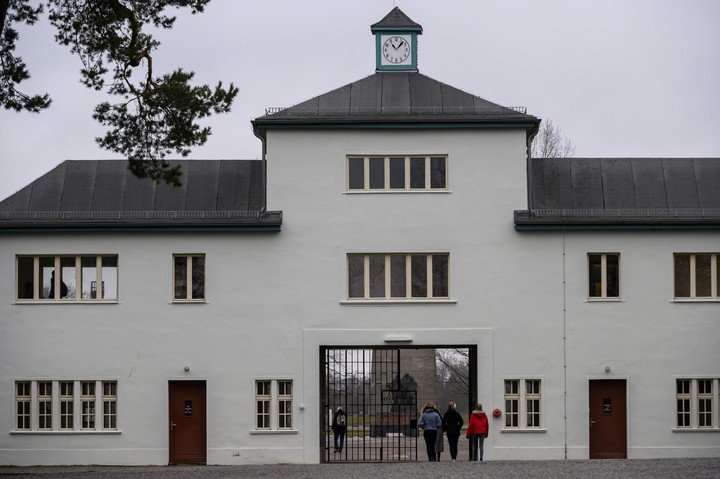 La entrada al campo de concentración de Sachsenhausen (AFP).