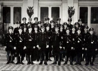 Franz Josef Huber, al centro de la primera fila y sosteniendo sus guantes, junto a su equipo de la Gestapo de Viena. Archivos Nacionales de Eslovenia