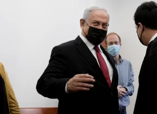 Benjamin Netanyahu en la sala del juicio rodeado por periodistas y abogados Foto Maya Alleruzzo Pool via REUTERS 2048x1461 1