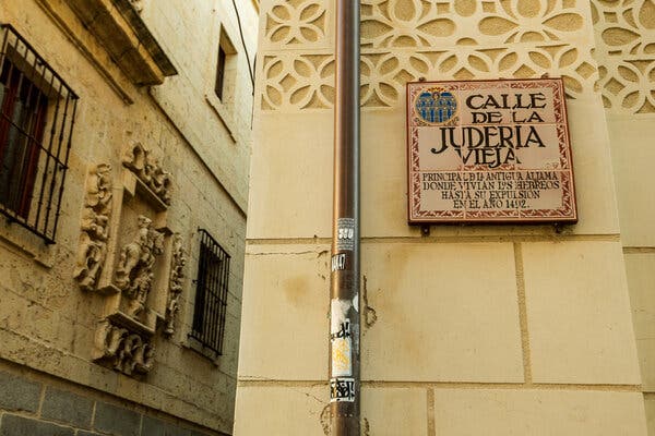 Una calle en el antiguo barrio judío de Segovia. La expulsión de judíos de España comenzó en 1492, cuando los gobernantes del país le dieron un ultimátum a la comunidad judía española: conviértase al catolicismo o márchense.