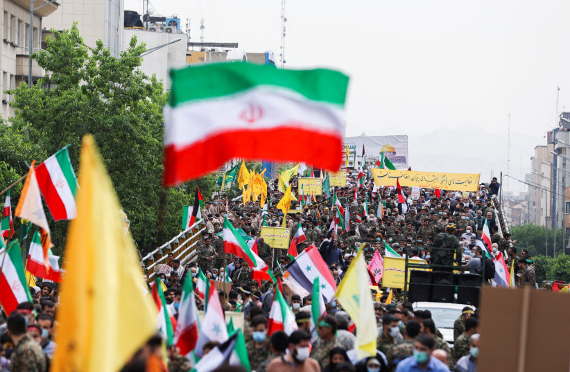Los iraníes sostienen banderas durante una manifestación que marca el Día de Quds, o Día de Jerusalén, el último viernes del mes sagrado del Ramadán en Teherán, Irán, el 29 de abril de 2022 (crédito: AGENCIA DE NOTICIAS WANA/REUTERS)