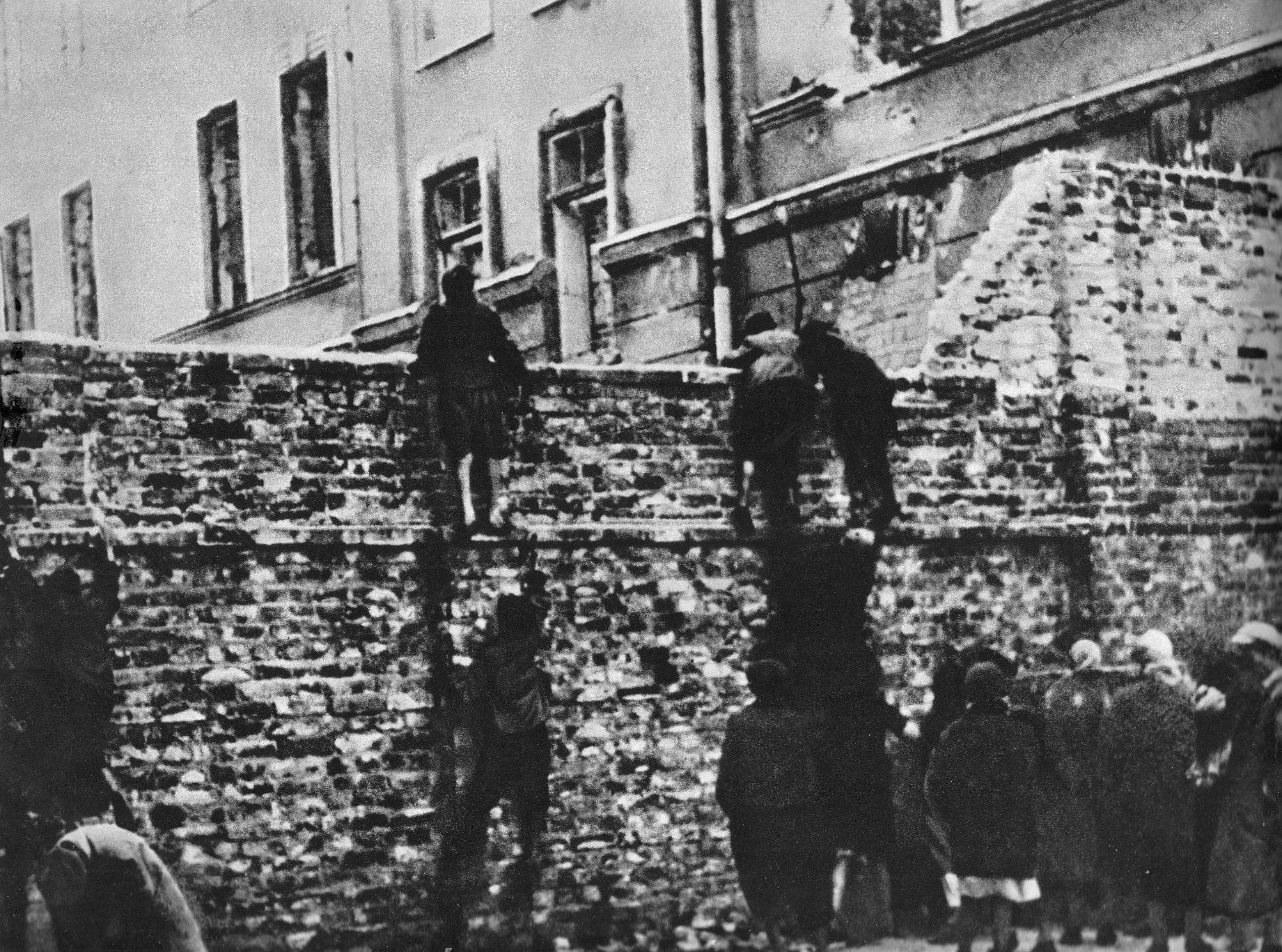 Niños escalando una pared.