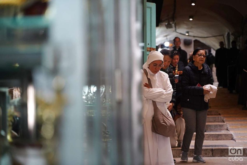Una monja reza en la Vía Dolorosa, el camino que supuestamente recorrió Jesús con la cruz a cuestas. Foto: Alejandro Ernesto.