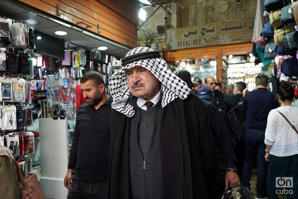 Un palestino camina por el Barrio Musulmán de la Ciudad Vieja. Foto: Alejandro Ernesto.