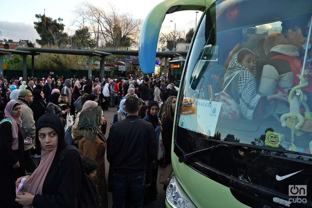 Decenas de palestinos intentan tomar un ómnibus en Jerusalén para volver a sus hogares luego de visitar la mezquita de Al Aqsa durante el Ramadán. Foto: Alejandro Ernesto.