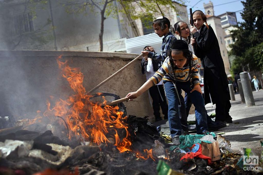 Niños ultraortodoxos queman pan, levadura y todo lo que cae en sus manos antes del comienzo del Pésaj. Foto: Alejandro Ernesto.