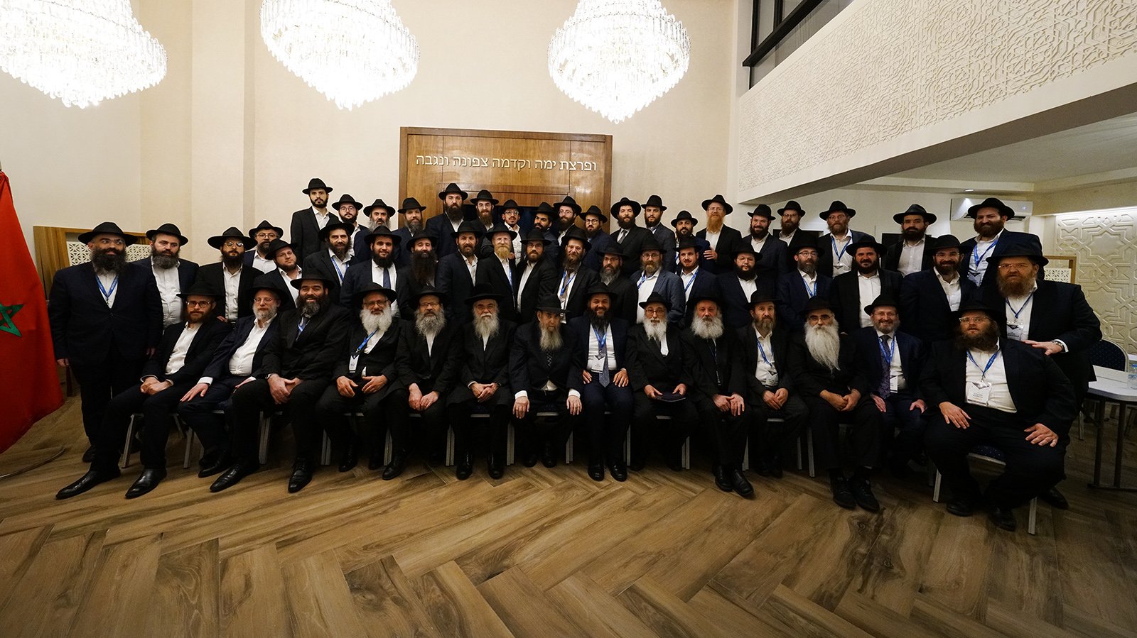 Los participantes en una conferencia jasídica de Chabad-Lubavitch posan juntos en Marruecos, en mayo de 2023. Foto de Avi Winner - Merkos 302/Chabad.org
