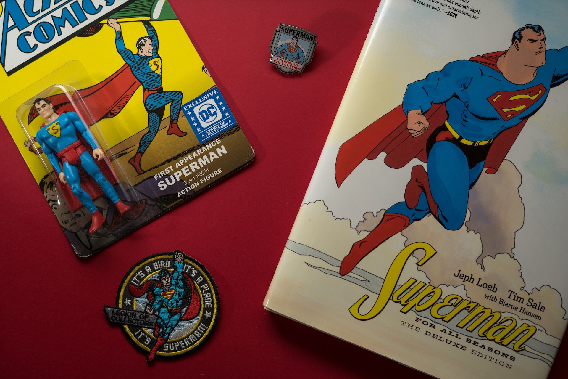 Un cómic y una insignia de superman.