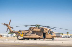 elicoptero listo para atender a los rehenes liberados por hamas en israel