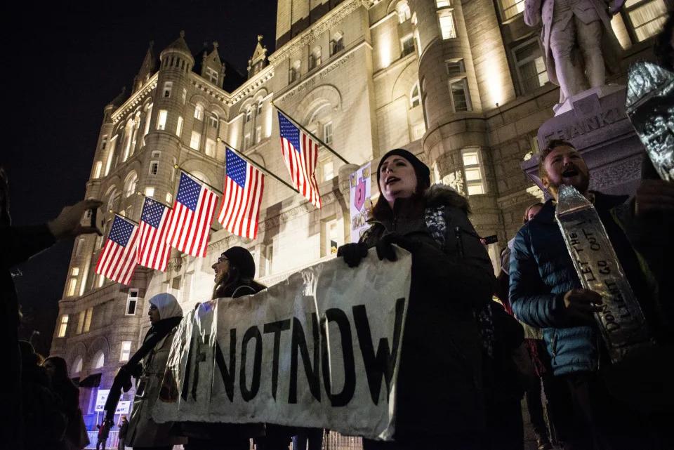 Manifestantes judíos anti-Trump protestan frente al Trump International Hotel en Washington, el 14 de diciembre de 2016. (Gabriella Demczuk/The New York Times)